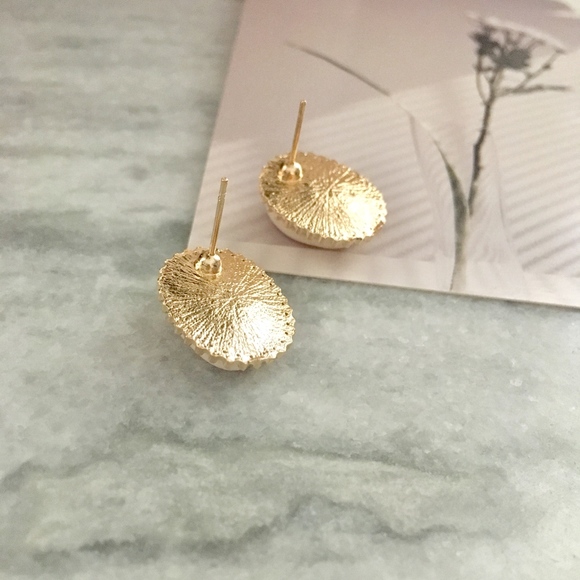 Polished Shell Royal Heirloom Gold Studded Earring - Picture 4 of 8